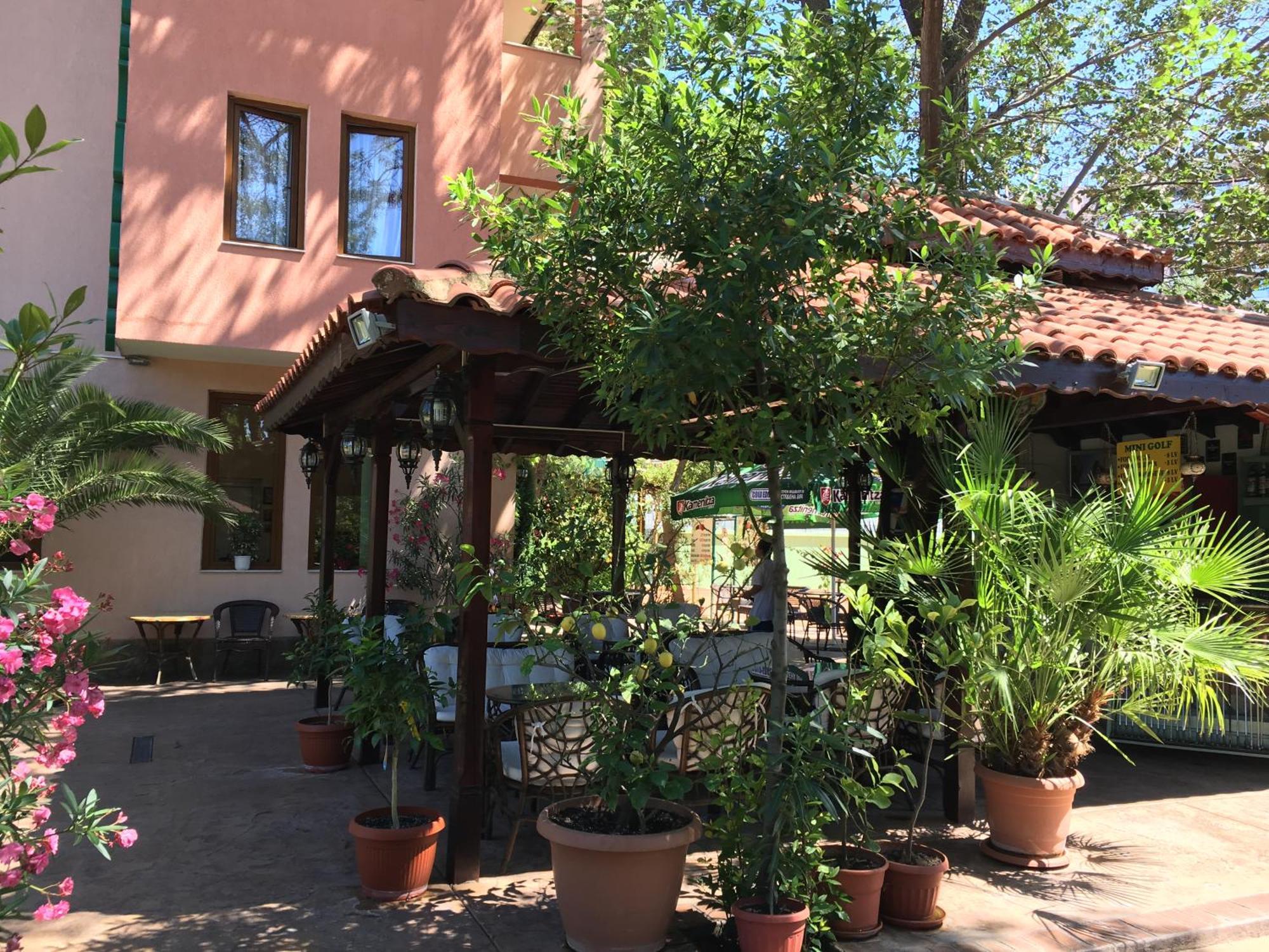 Oleander House And Tennis Club Napospart Kültér fotó